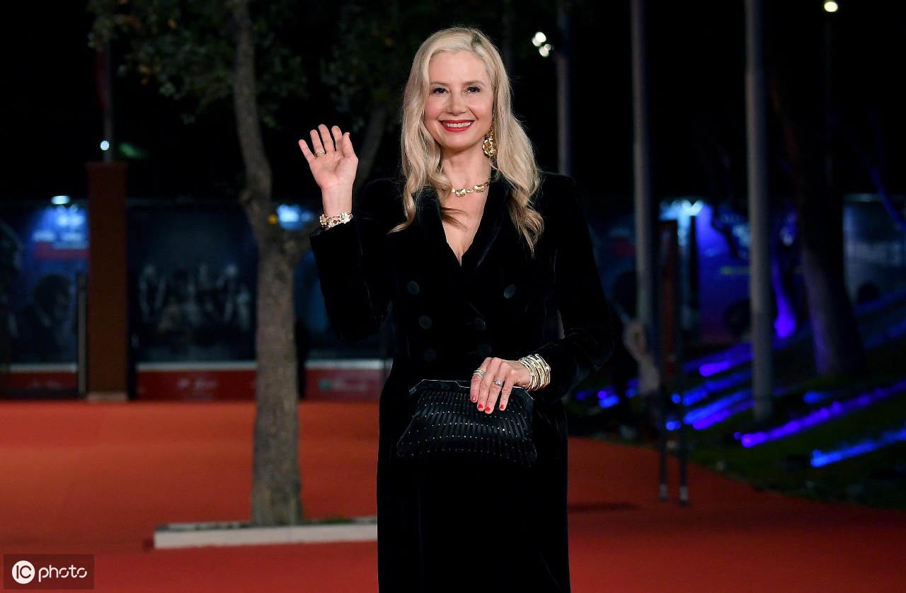 米拉·索维诺抵达红毯现场 笑容气质依旧不变-搜狐大视野-搜狐新闻