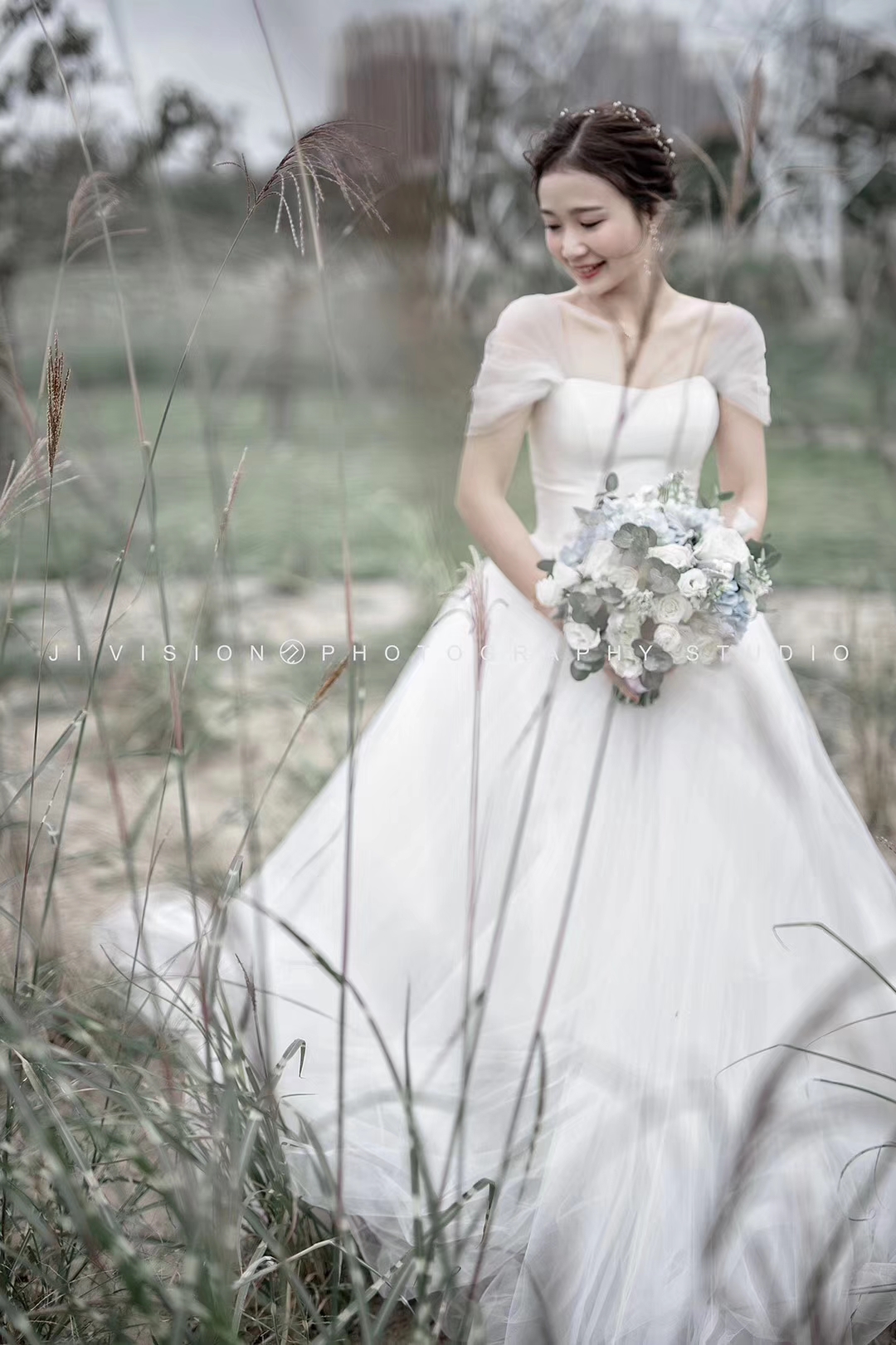 绝美雪花蕾丝婚纱礼服让人为之着迷