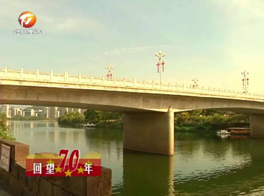 "车水马龙的屯溪新安大桥是中心城区的一条重要过江通道,周鹏是这座桥