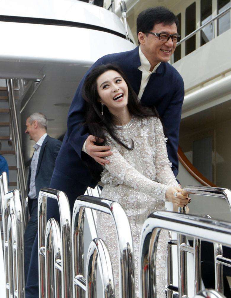 成龙不愧是娱乐圈大哥怀里抱过的6位女星个个都国色天香