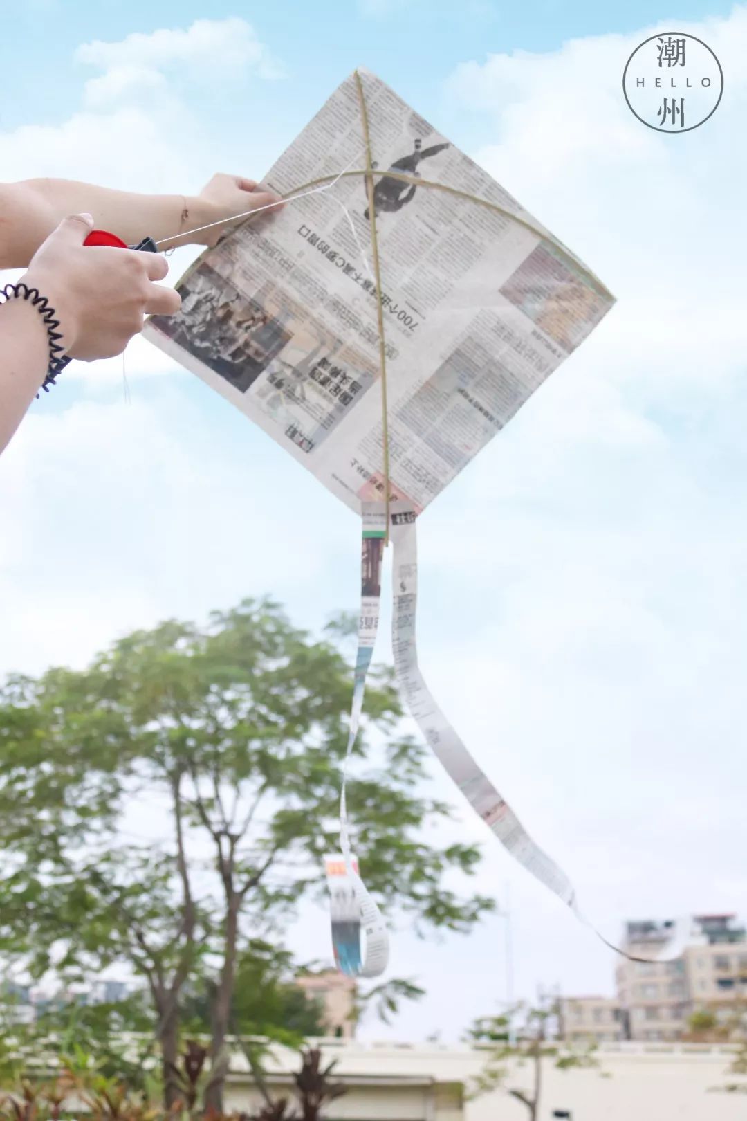 拿着自己做的风筝是不是看起来有模有样俗话说是骡子是马,溜溜就知道