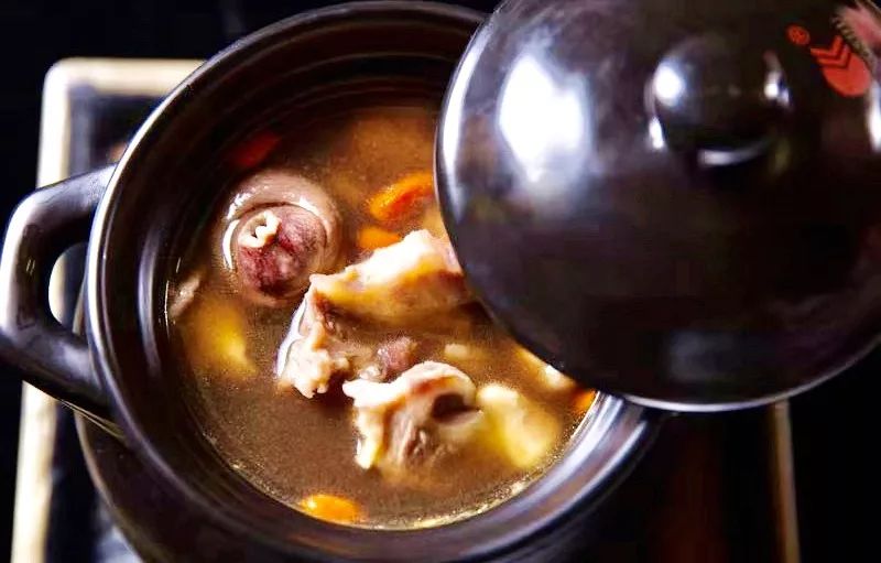 药膳牛鞭炖番鸭幸福仿佛来的如此简单一口汤,一颗牛丸一口下去满口都