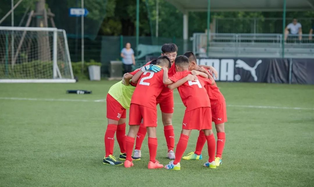 他们同意论坛的中方发言人,足球专家张路的观点:中国校园足球一定要