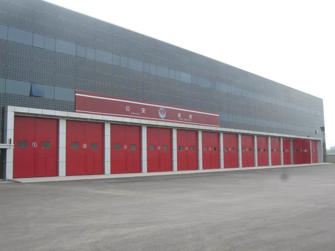 安装容量:250kw消防站外形为全玻组件幕墙,采用英利太阳能专利产品
