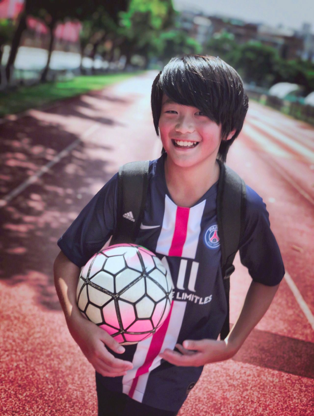 曹格儿子大变样怀抱足球面露治愈系笑容出镜网友直呼太帅气