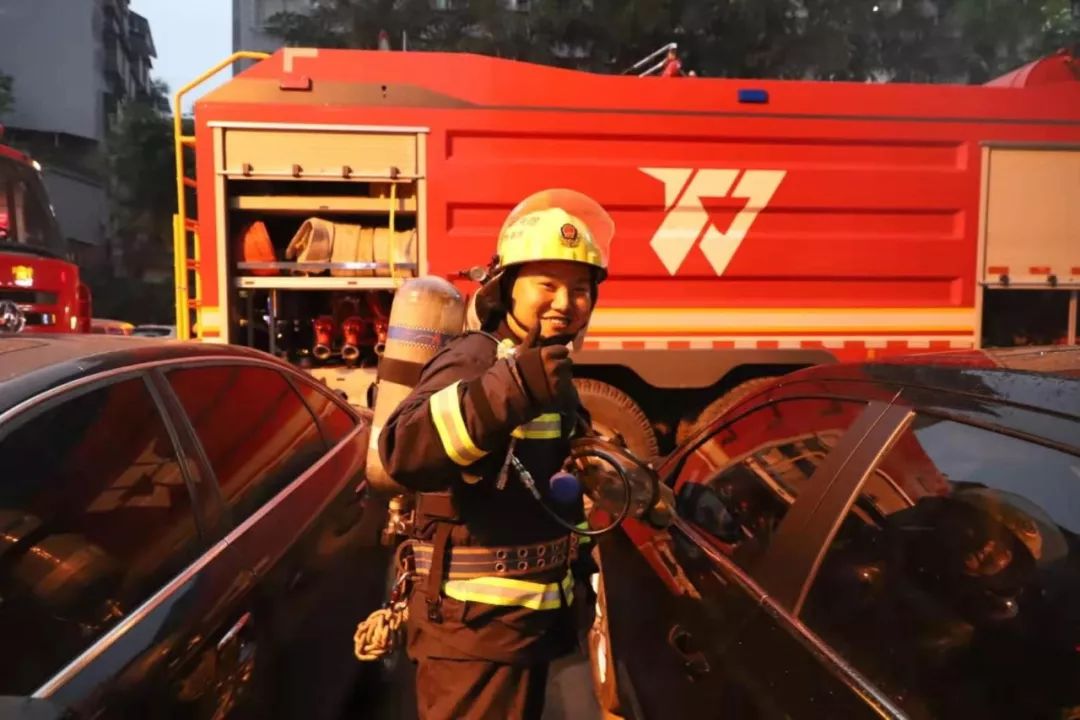 最帅背影泸州19岁消防员拎着喷火的液化气灌在高速路上狂奔