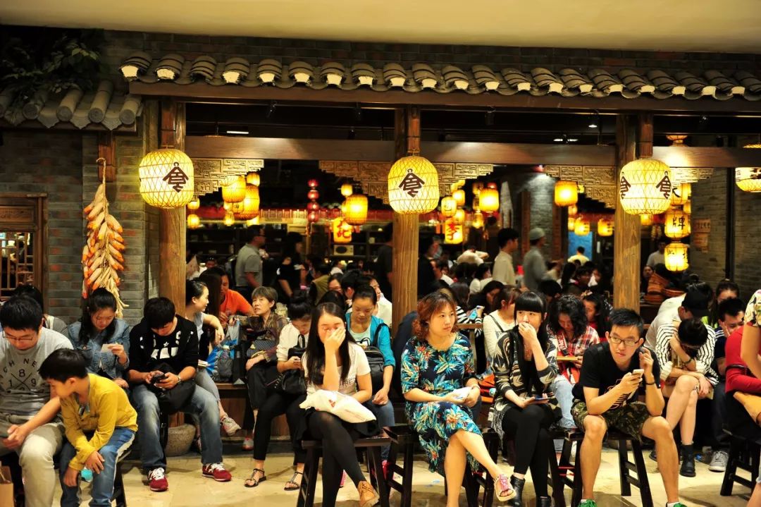 当代年轻人去餐厅排队两小时吃饭五分钟
