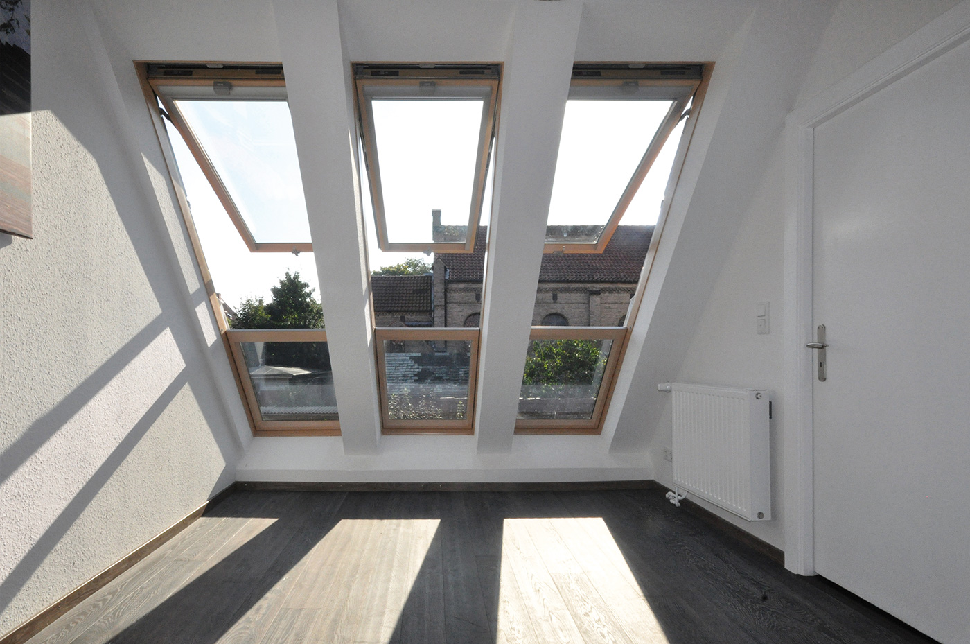 妙用斜屋天窗让您的家更亮更大!