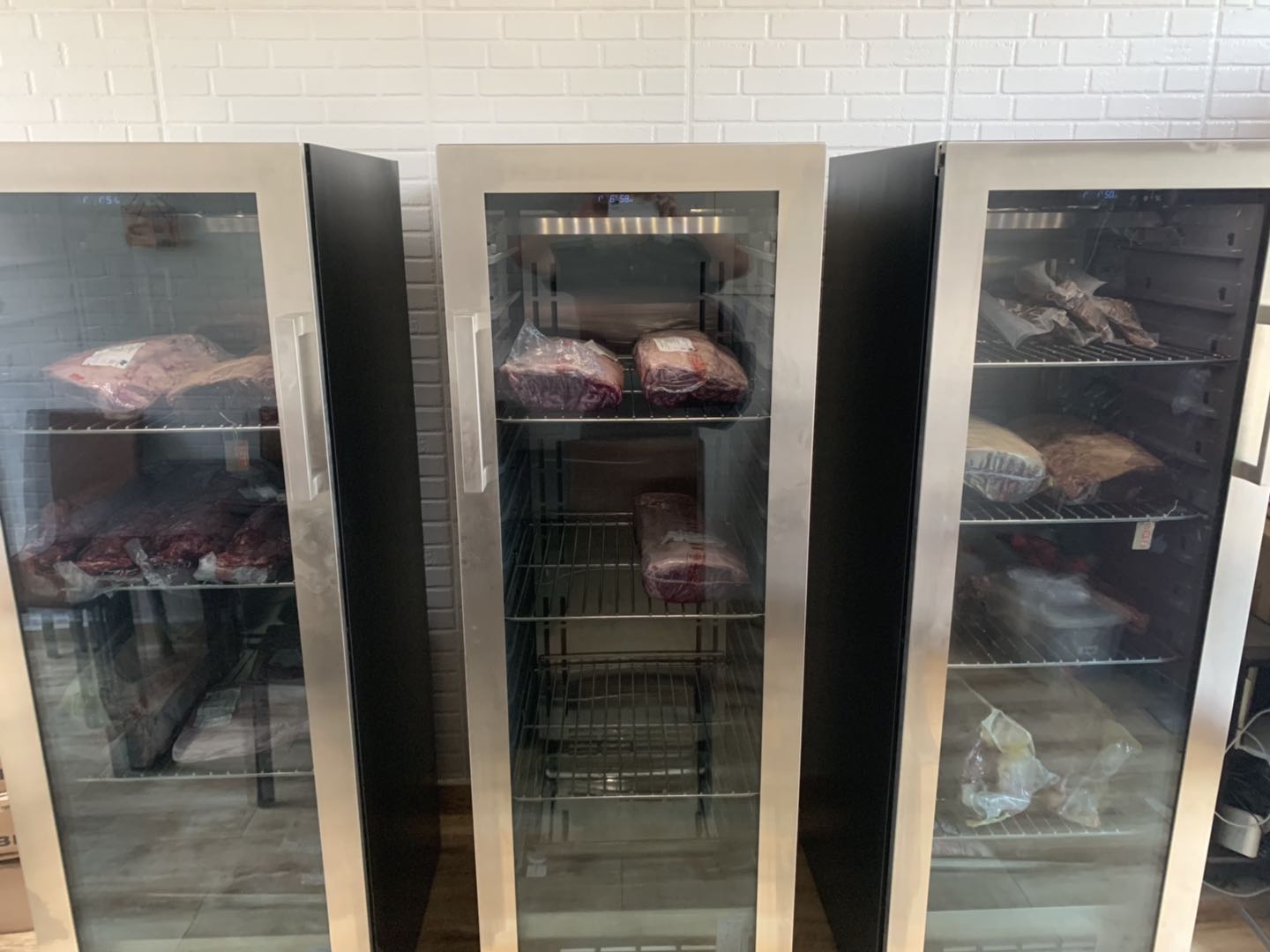 缺少专业设备使得部分有需求的商家用非专业级的冷藏柜排酸柜等来做