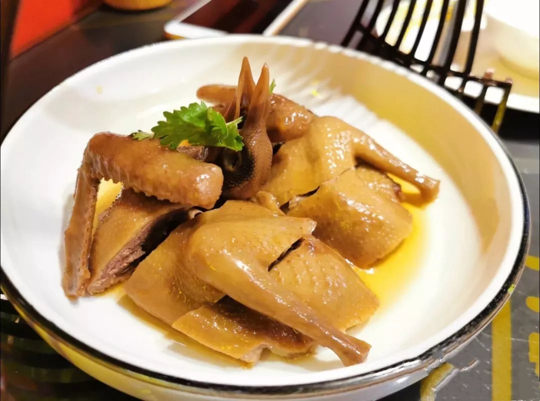 味道也不是很寡口虽然是清蒸,但是有蒜搭配着茄子蒸得比较软底下都是