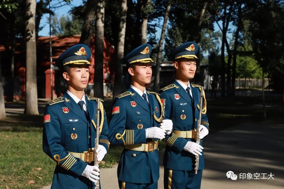 解放軍聯合軍樂團在五線譜上踢正步