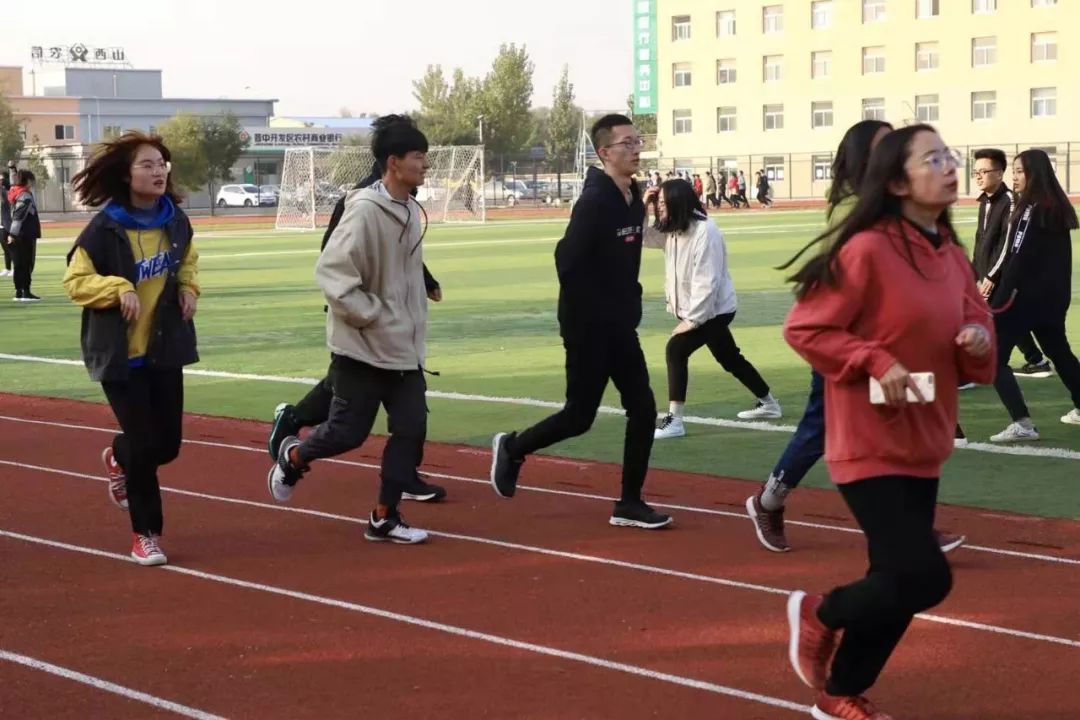 合理安排运动时间运动世界校园你跑完了吗