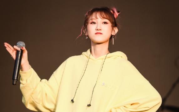 陈雪凝微博晒参加音乐节现场配文励志惹人哭正能量网红关注了