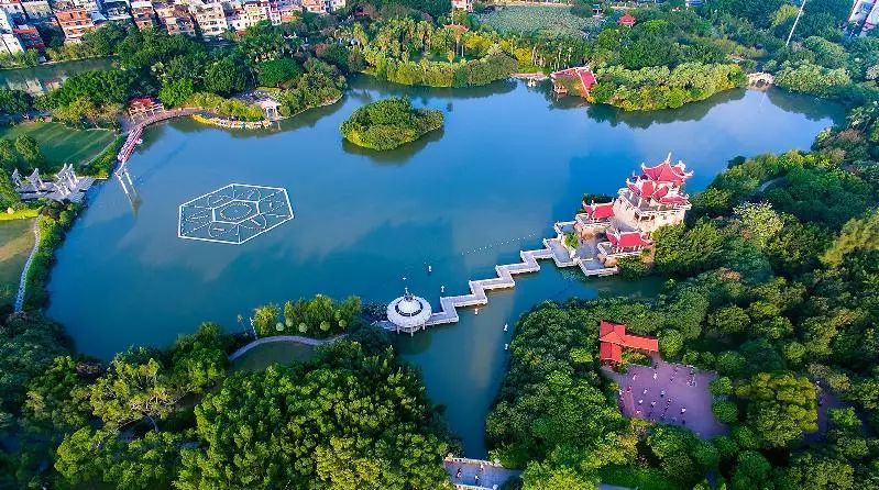 东湖公园位于泉州城区东北隅,是号称"鲤鱼城"之鲤珠所在地,又是泉州