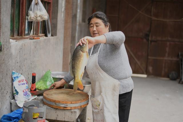 金秋十月,在河南三门峡渑池县南村乡的一座农家饭店里,今年56岁的