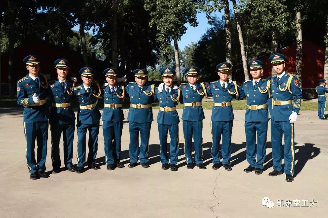 解放軍聯合軍樂團在五線譜上踢正步