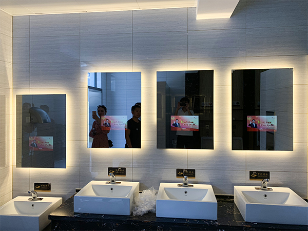 智慧厕所镜面显示屏,公共场所新潮广告传播设备