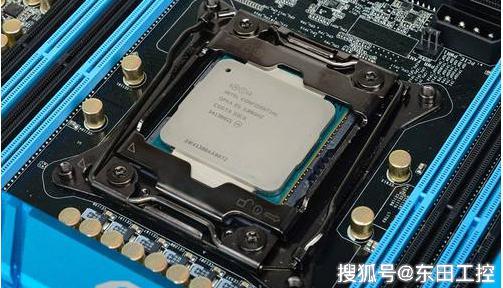 首先在主板上找到cpu和它的支撐機構的位置,然後安裝好cpu