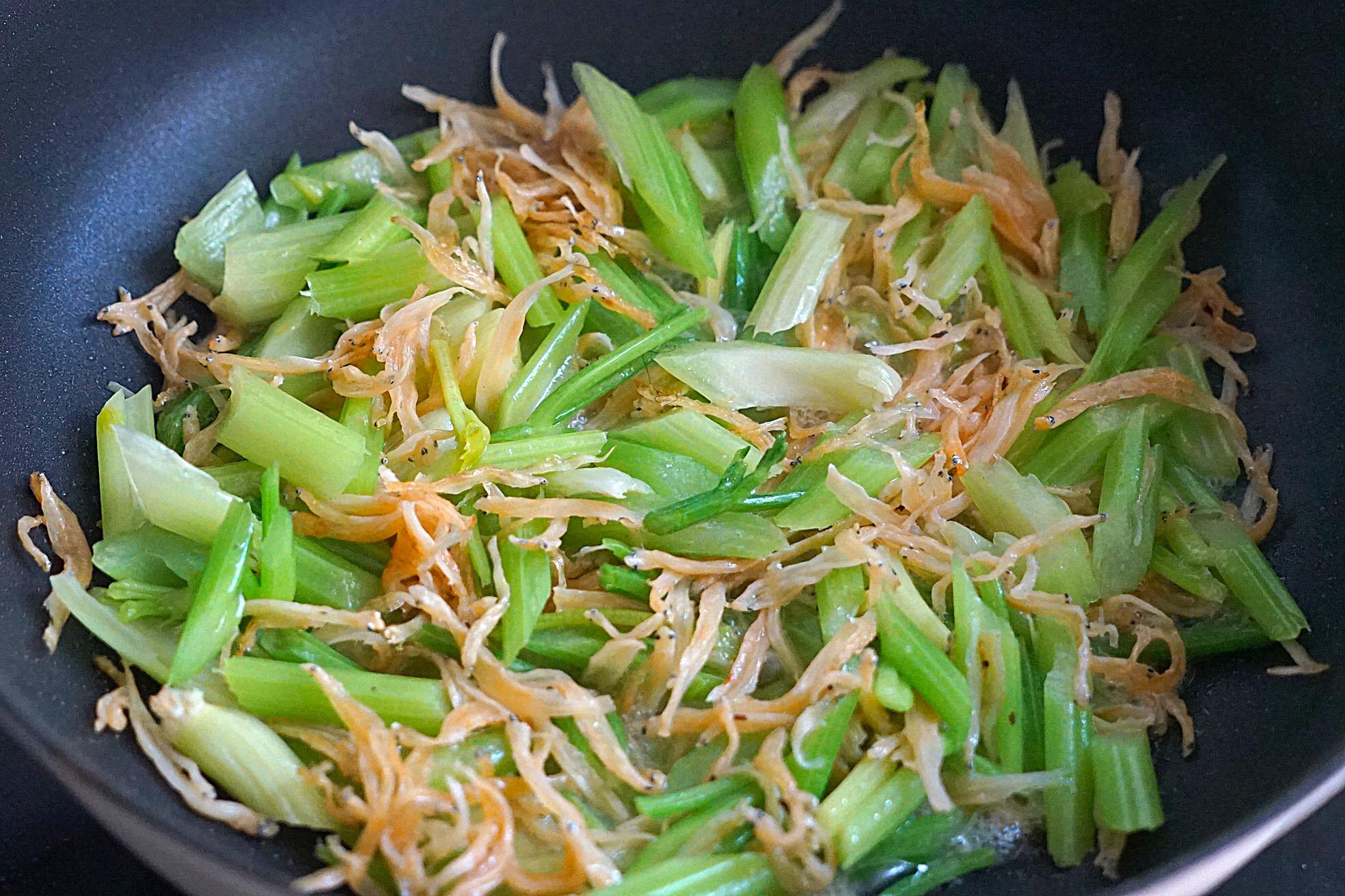 炒银鱼干有人直接炒有人泡水时间太长都错了这样做才好吃