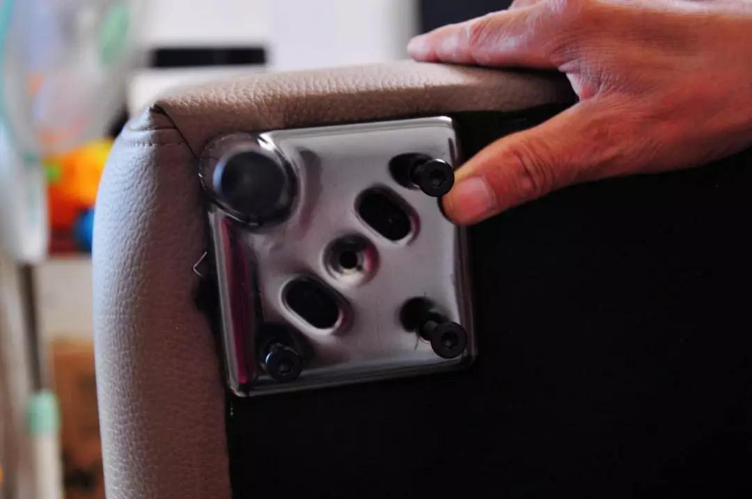 中间的沙发支撑脚安装最方便.直接拧上即可.