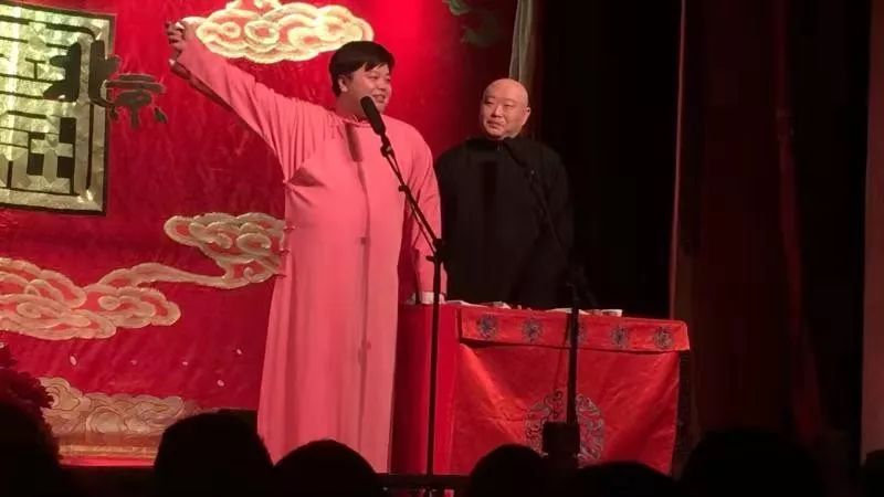 第一眼看张鹤舰就感觉这个人白白胖胖的憨态可掬耍贱卖萌颇为几分