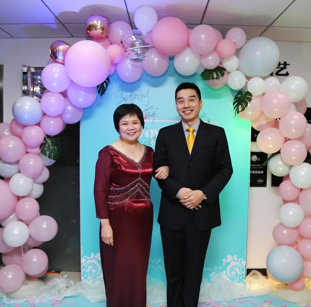 舞动不息,聚光灯下,伯艺最优雅的女士们以及最绅士的男士们挽手走上