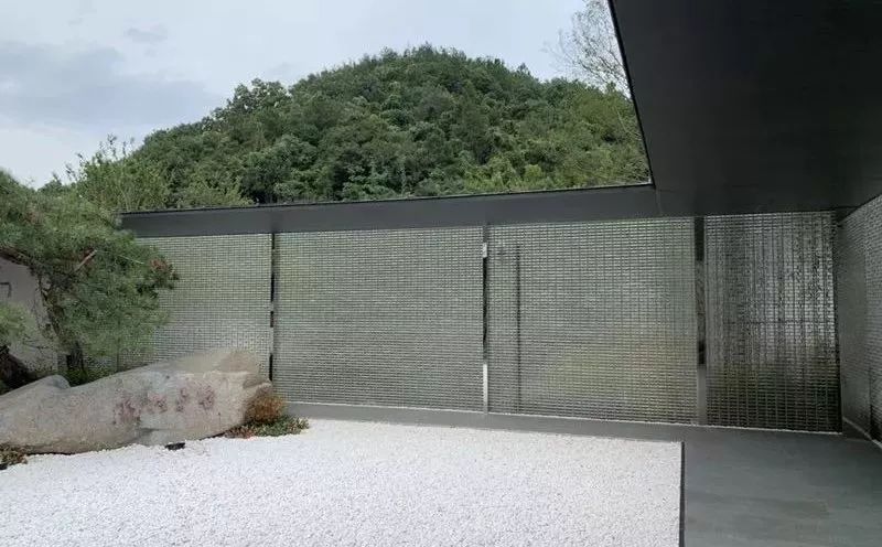 延伸通过透光的玻璃砖墙放弃传统砖材料不再单纯模仿西方又或者期待对