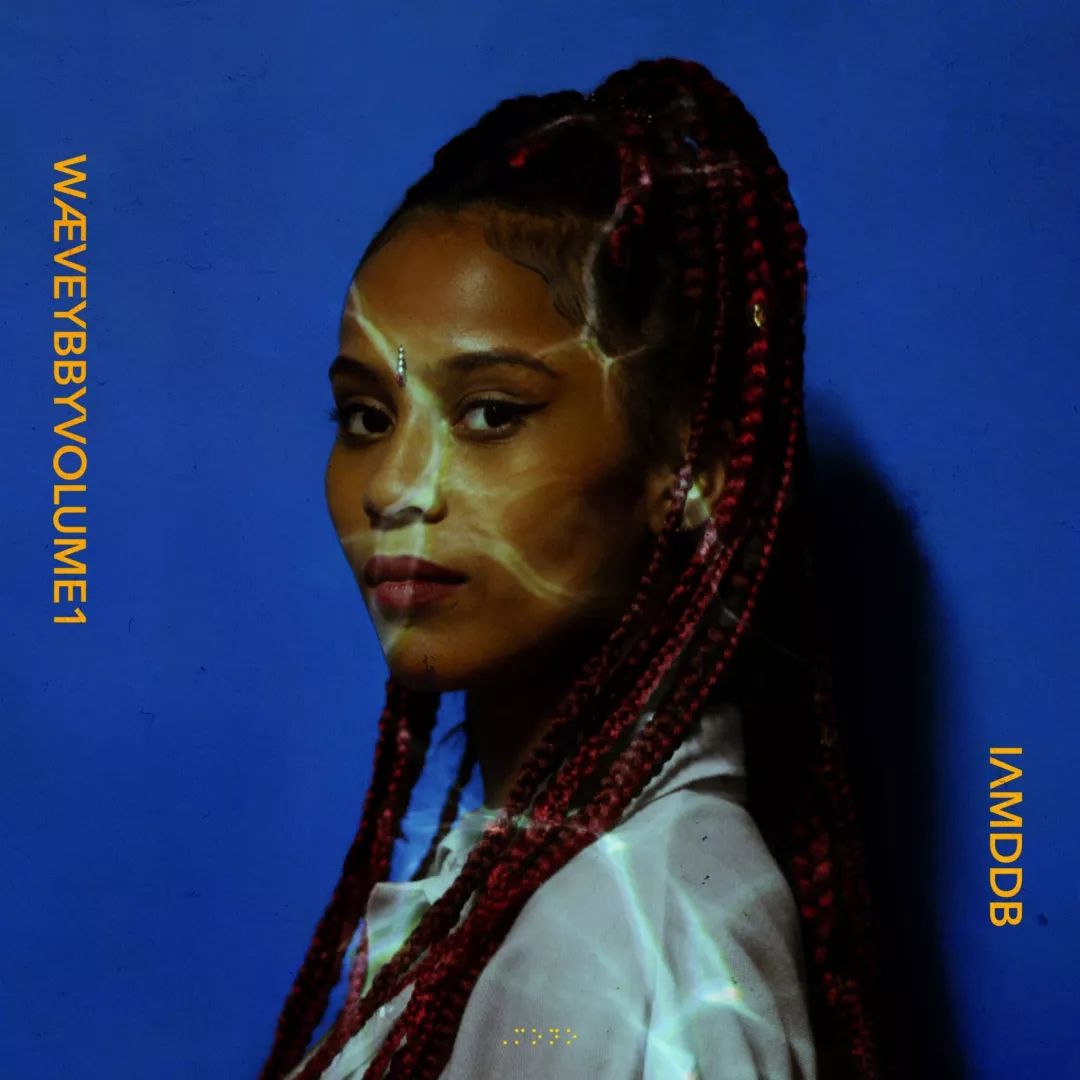 她的母亲是英国人,父亲则来自安哥拉,从小她便受到作为 afro-jazz 乐