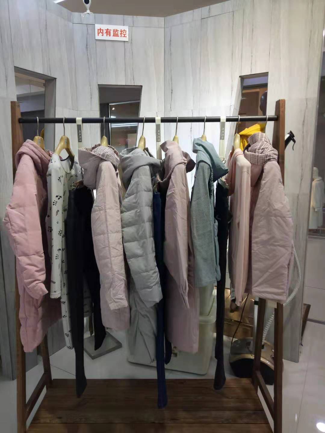 无色无味女装冬装新款到店部分特价棉衣羽绒服399元起