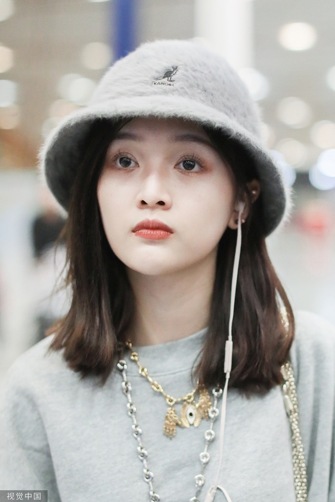 吴宣仪戴毛呢帽尽显呆萌 穿卫衣配热裤秀大长腿