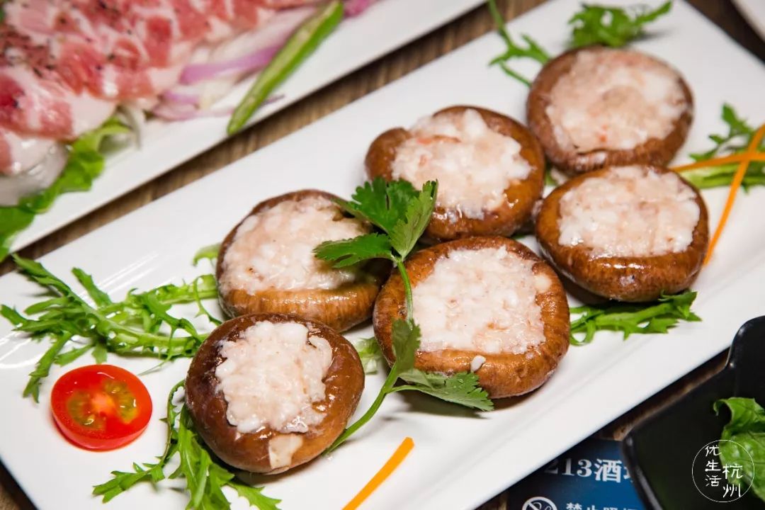 香菇配虾滑,这种神仙搭配小优姐还是头一次见识,不免对它产生浓浓的