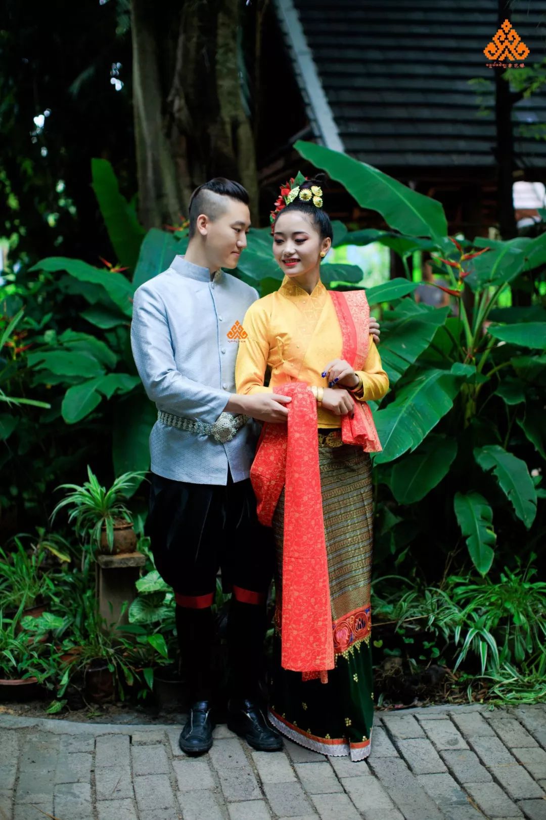 傣族传统新郎新娘服饰