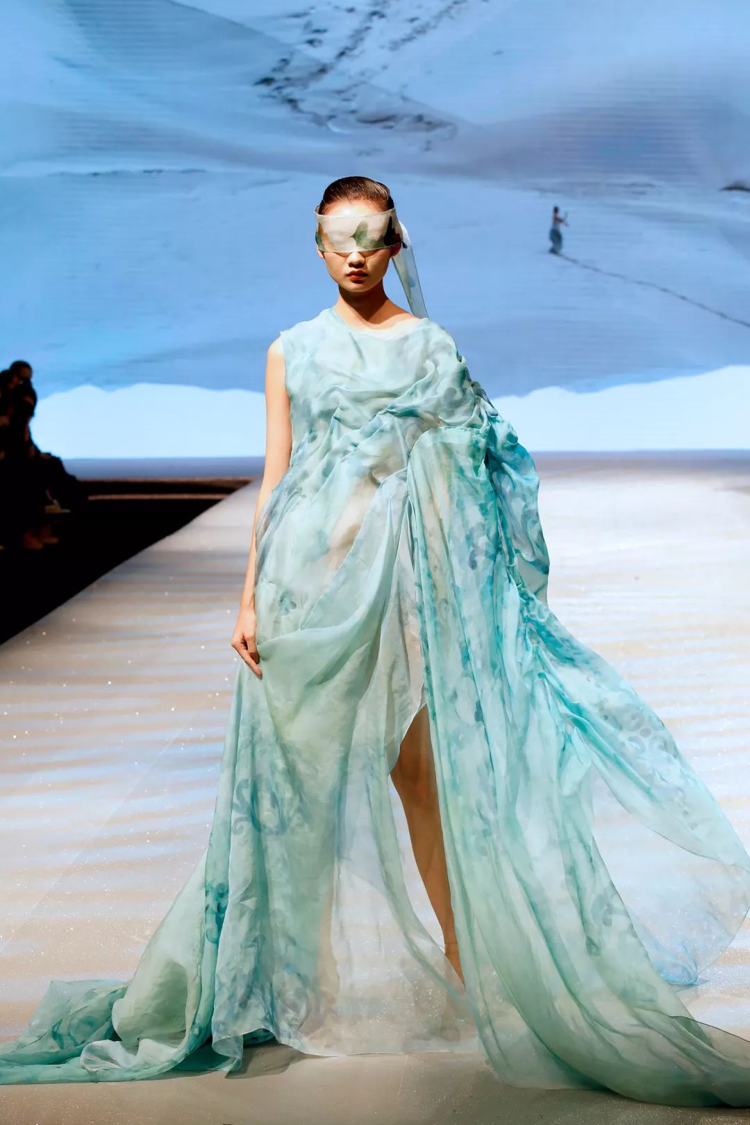 "丝路之光·大美无疆" 敦煌服饰艺术再现及创新设计展演献礼北京服装