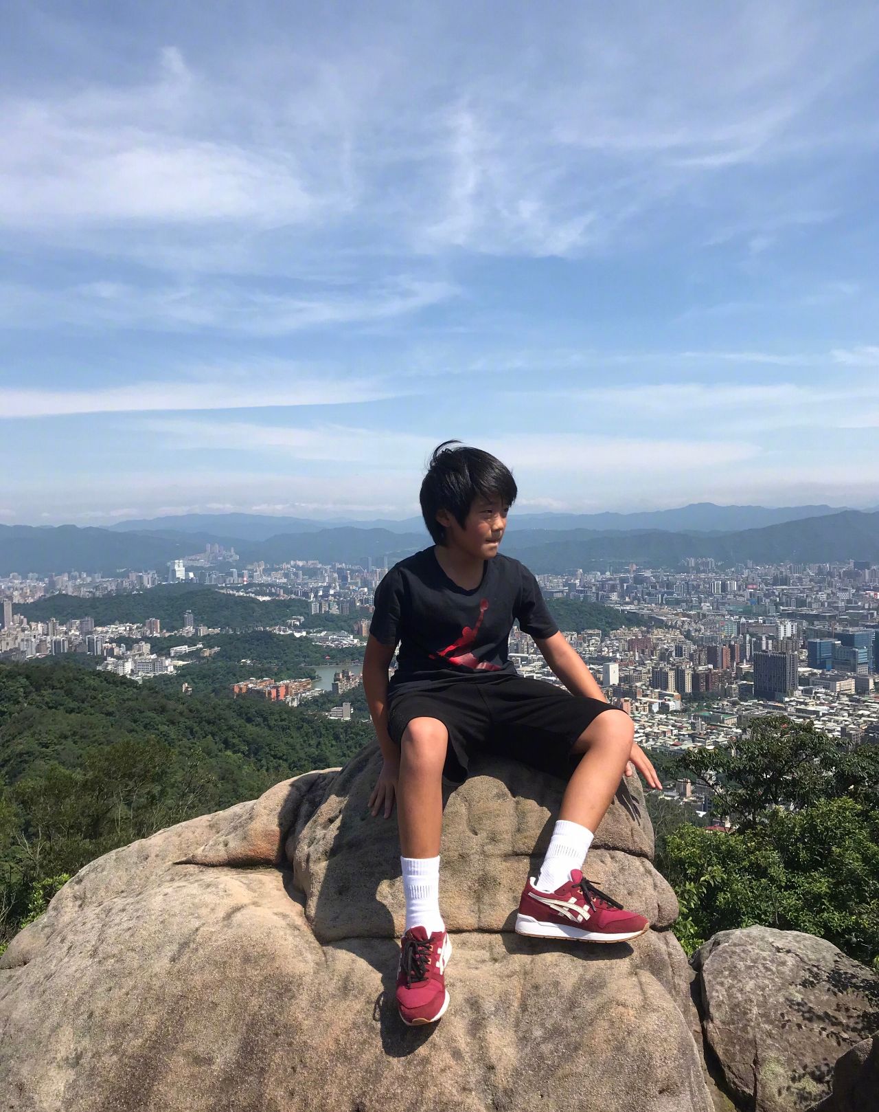 曹格儿子大变样,怀抱足球面露治愈系笑容出镜,网友直呼太帅气