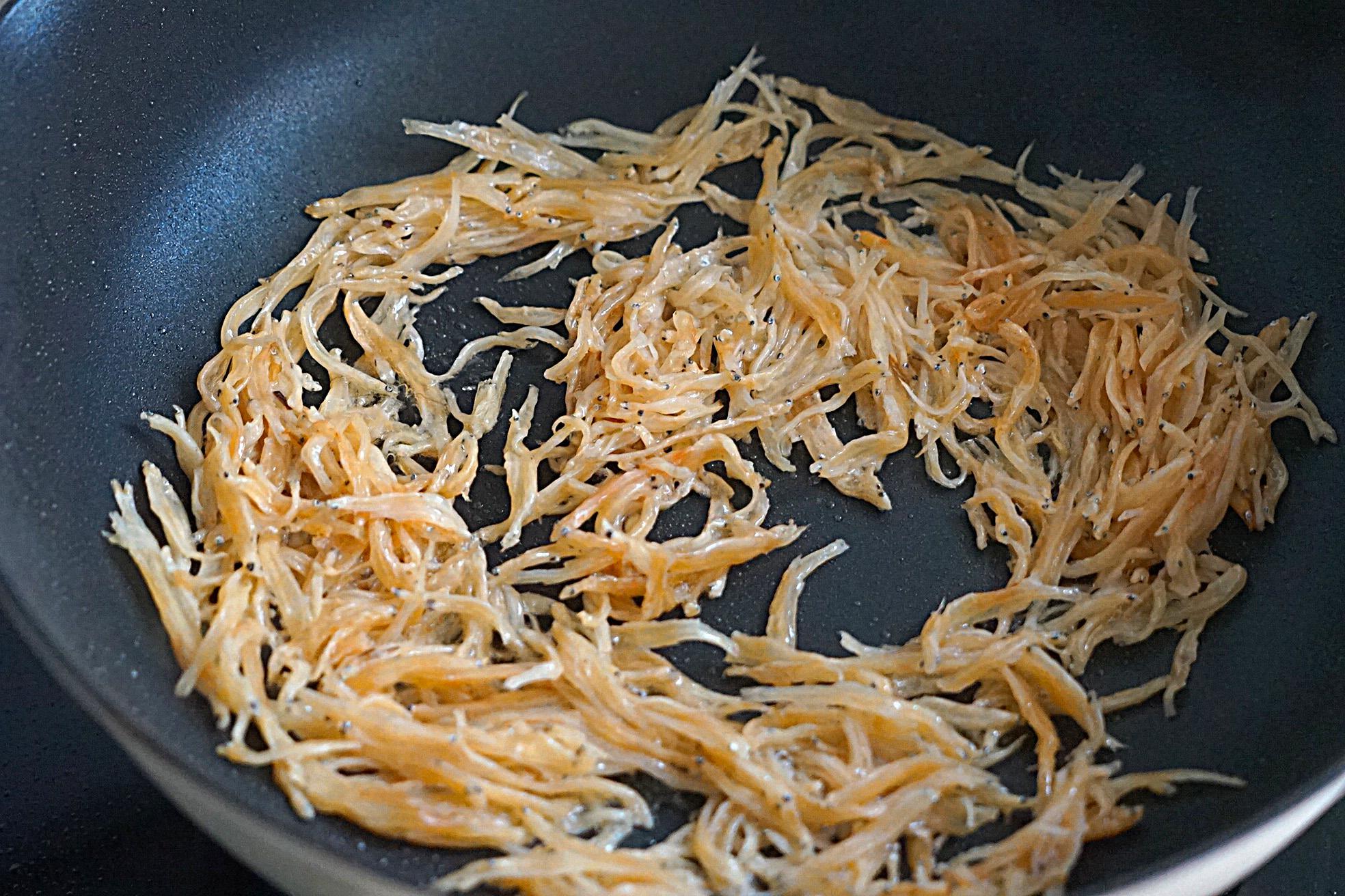 炒银鱼干有人直接炒有人泡水时间太长都错了这样做才好吃