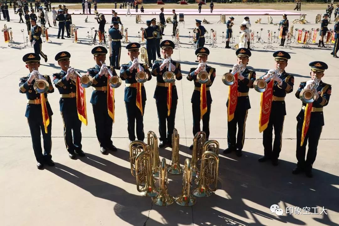解放军联合军乐团在五线谱上踢正步