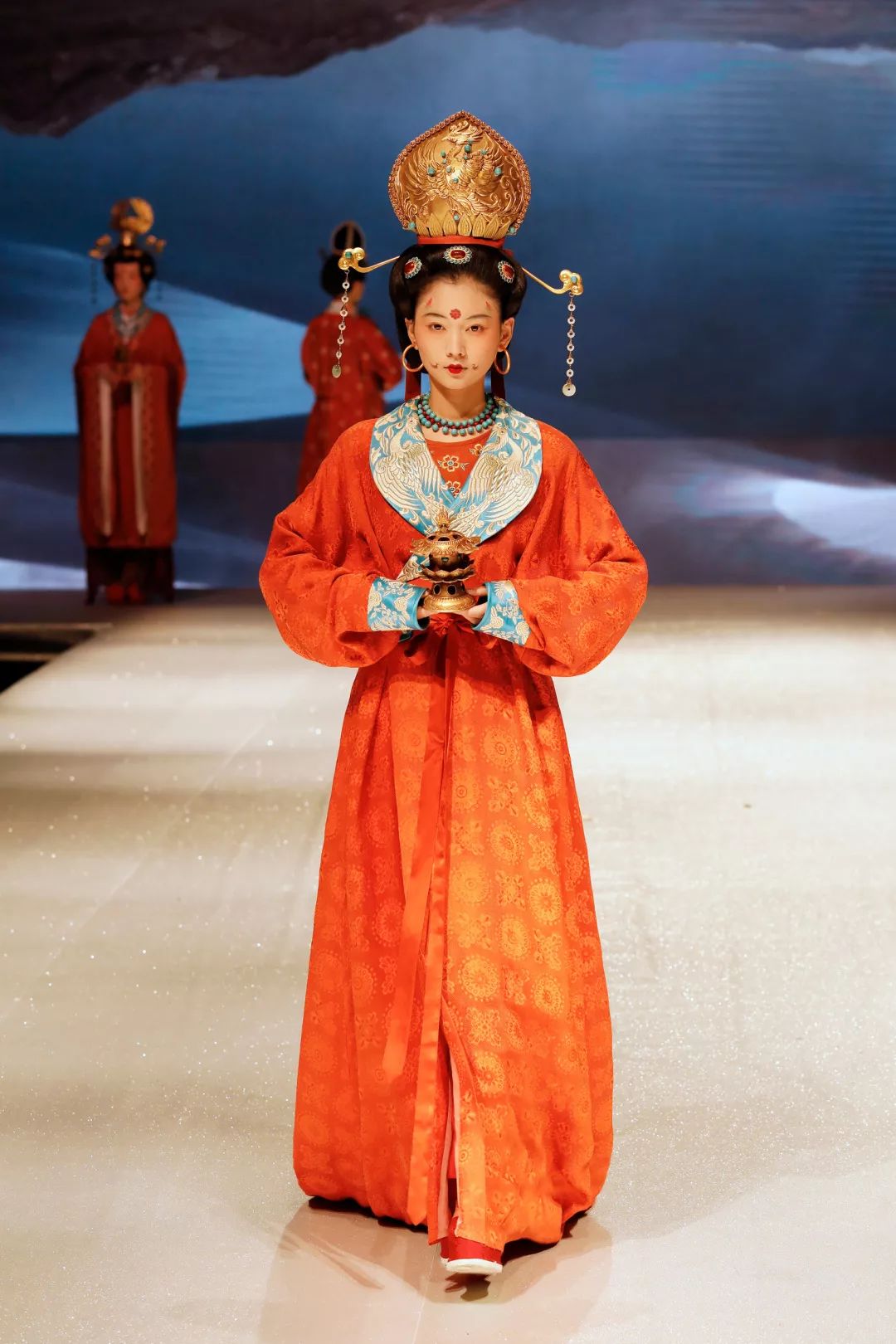 "丝路之光·大美无疆" 敦煌服饰艺术再现及创新设计展演献礼北京服装