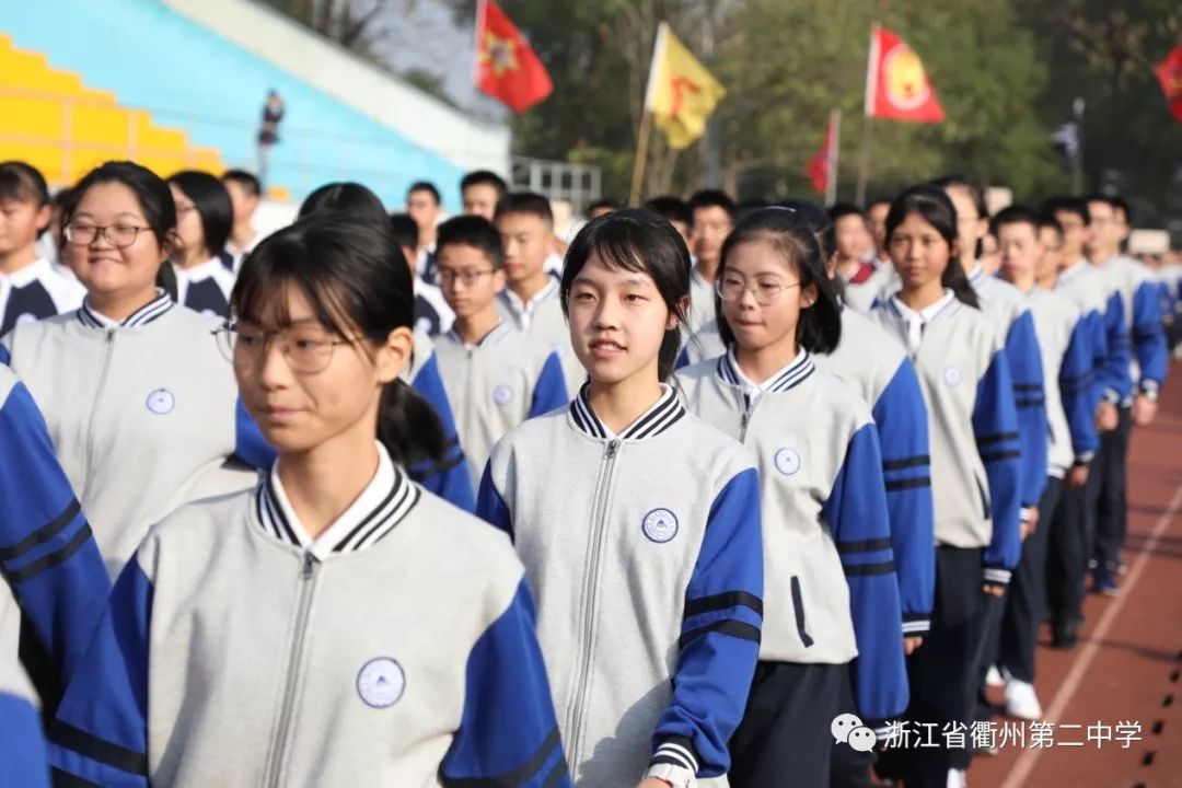 34个衢州二中衢州华外运动会开幕式上男生比拼引体向上