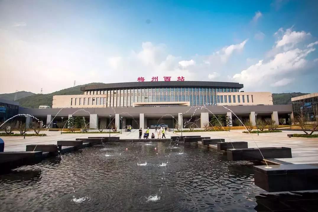 随着梅汕高铁的开通,双龙高铁的开工建设,从梅州西到粤东及粤东北地区