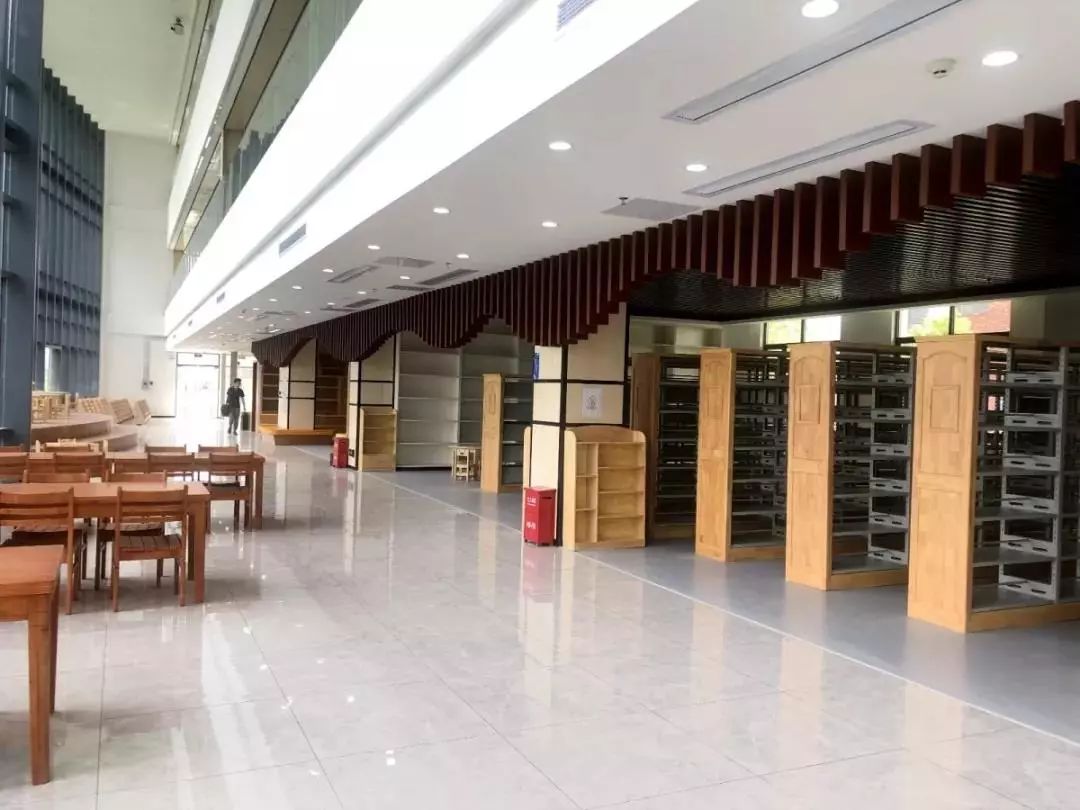 图书收藏室▼外借室,阅览区▼多功能报告厅▼图书馆开放时间表图书馆