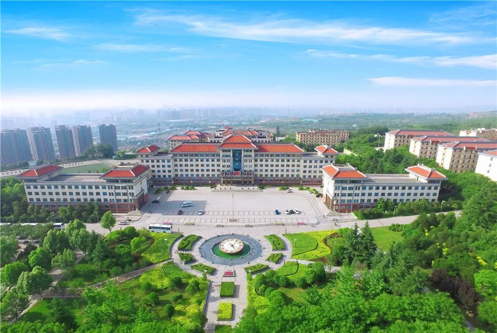 至诚至信"精诚所致,金石为开"金石广场再现繁华都市,取名西安思源学院
