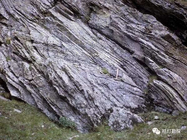 29 片麻岩是由岩漿岩或沉積岩 經深變質作用而成的岩石.