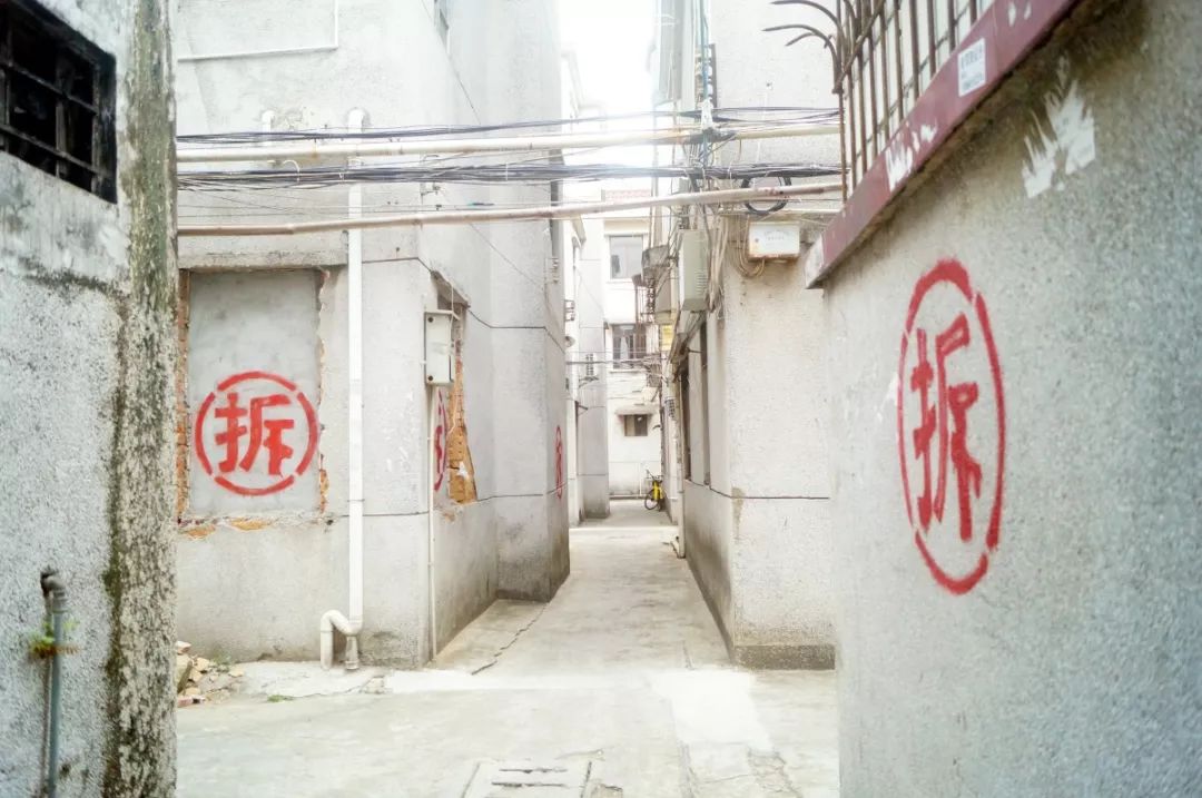 拆字写在圈中间只见房子画个圈路过老城区了解下福州拆迁的具体情况吧