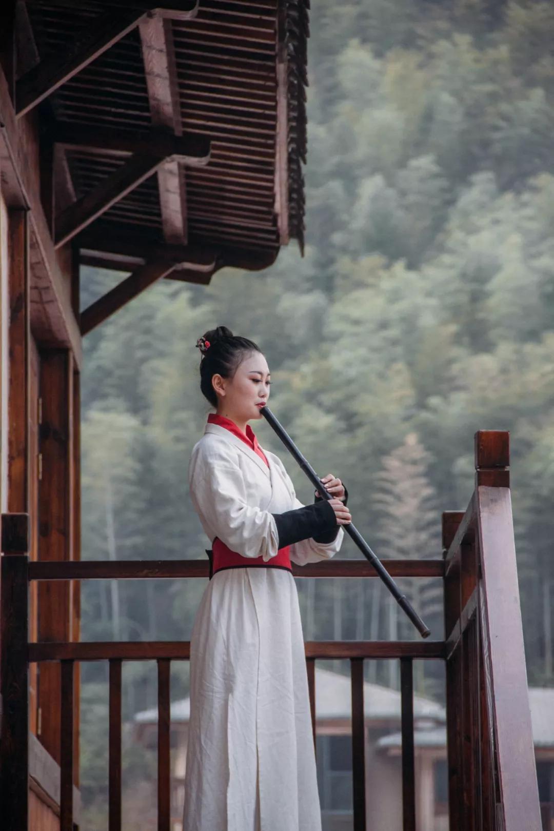 山色空蒙,竹林摇曳,箫声渐起,在仙村制高点——众妙阁听这一曲清幽乐