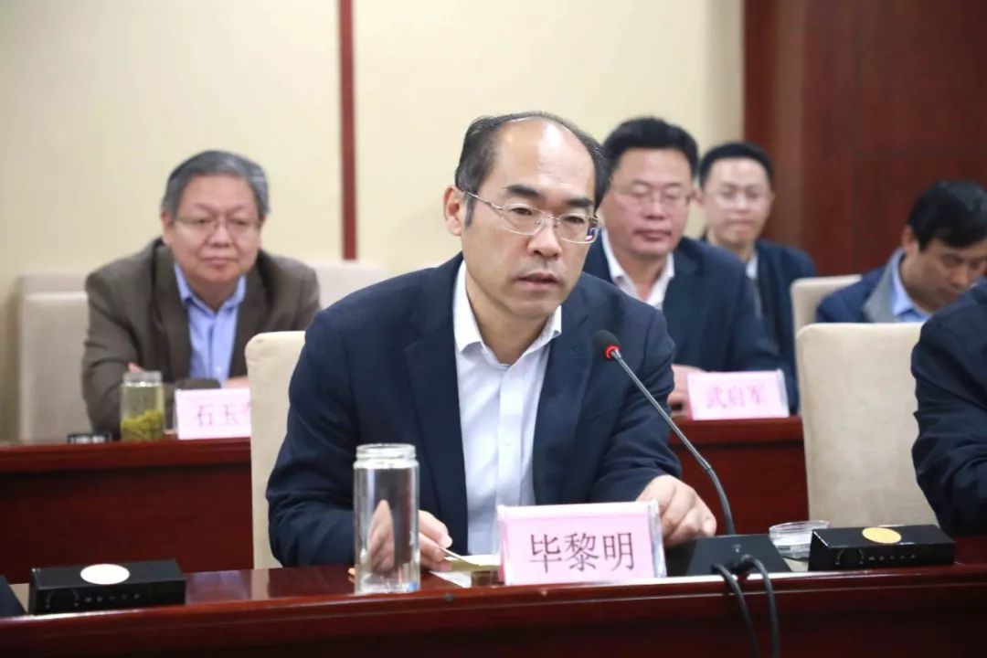 队长,省档案馆副馆长王宪东,市委常委,宣传部长刘洪海,县委书记毕黎明