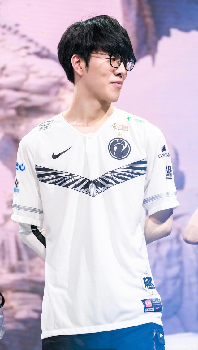 theshy还是一如既往的真实,对于他在游戏上的天赋和