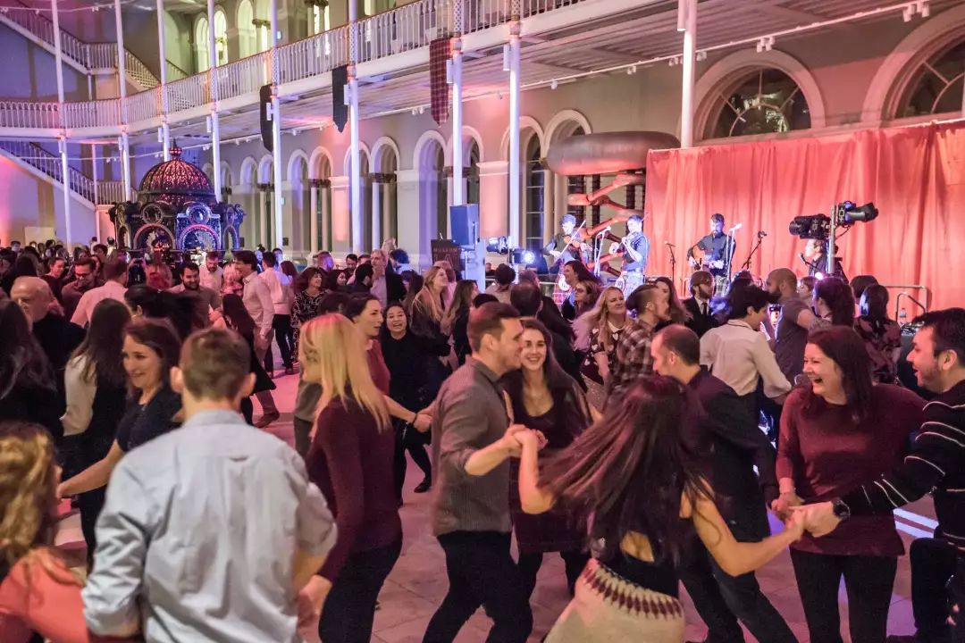 到过蹦迪吧屏幕前的小伙伴应该或多或少1977年上映的《周末狂欢夜》