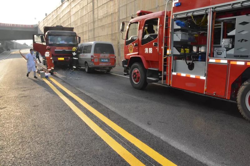 救援丨两车相撞02攀枝花消防迅速救出被困驾驶员