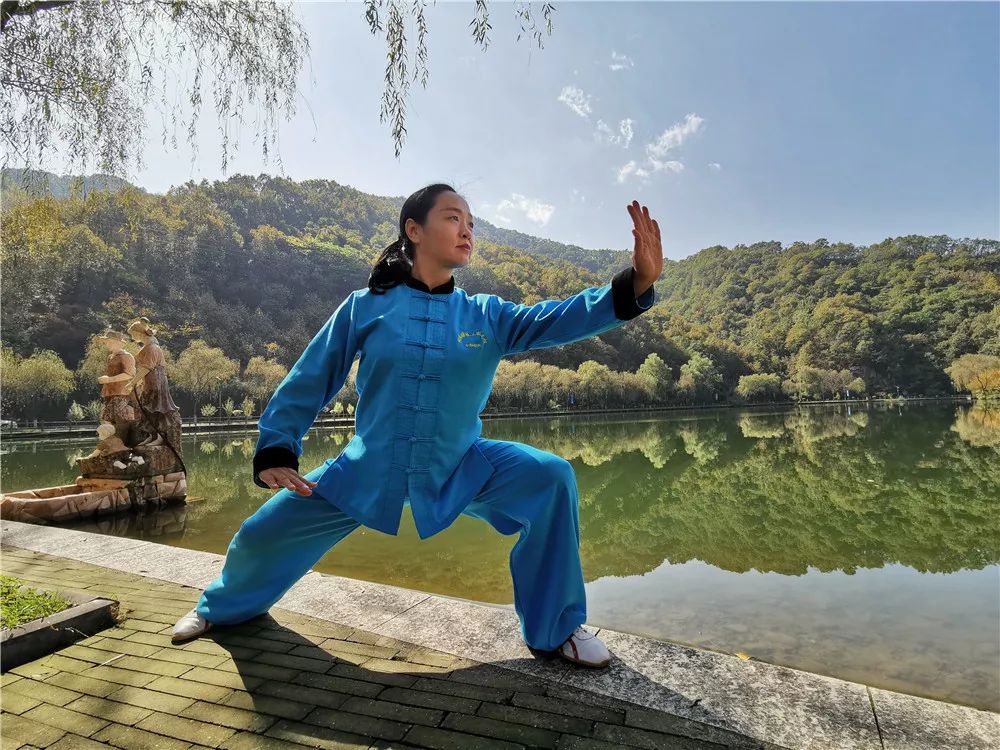 看红叶,赏秋色,忆往昔,我们一路同行,游山看景,欢歌笑语,英气洒脱