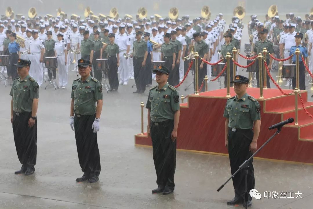 解放軍聯合軍樂團在五線譜上踢正步